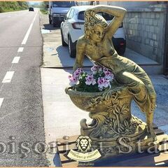 Statuetă jardinieră flori, auriu patinat, model J12.