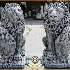 Statuetă leu mare cu blazon, gri patinat, model S1.
