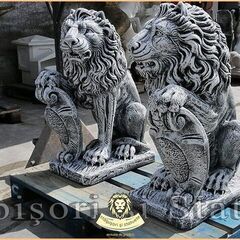 Statuetă leu mare cu blazon, gri patinat, model S1.