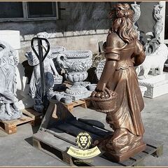 Statuetă fata cu coșulețe, arămiu patinat, model S23.