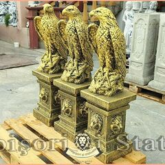 Set 3 statuete vulturi cu socluri, auriu antichizat.