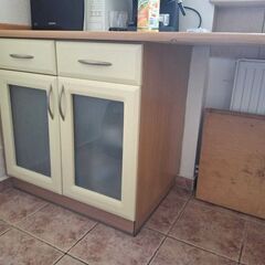 Donez mobilier de bucatarie si scaune