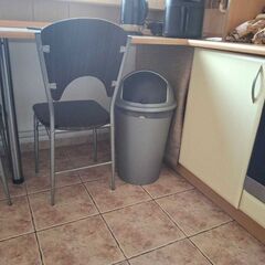 Donez mobilier de bucatarie si scaune