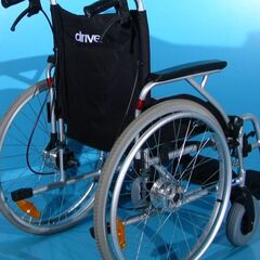 Scaun cu rotile din aluminiu Drive / latime sezut 45 cm