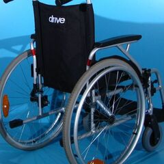 Scaun cu rotile din aluminiu Drive   latime sezut 42 cm
