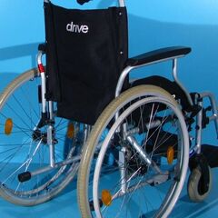 Scaun cu rotile Drive   latime sezut 42 cm
