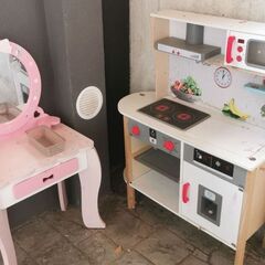 Donez jucării bucătărie si masa de toaletă