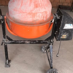 Vând betoniera 150 l