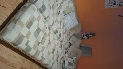 Donez canapea modulară.Se aranjeaza in L sau extinsă asa. Colțar