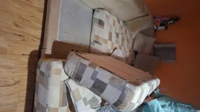 Donez canapea modulară.Se aranjeaza in L sau extinsă asa. Colțar