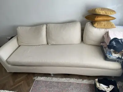 Canapea crem confortabilă