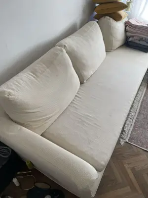 Canapea crem confortabilă