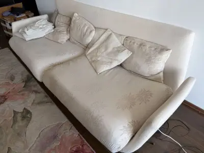 Donez canapea, 3-4 locuri. Necesita reconditionare.Ridicare personala din Cluj-Napoca.