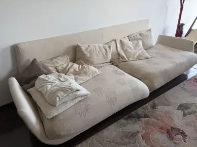 Donez canapea, 3-4 locuri. Necesita reconditionare.Ridicare personala din Cluj-Napoca.