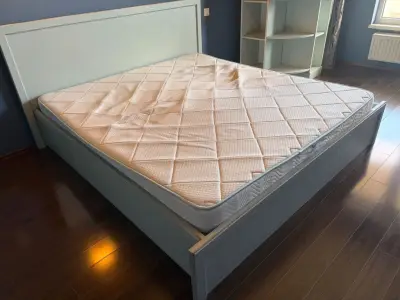 Mobilă de colț cu rafturi pentru dormitor, în stare bună de utilizare