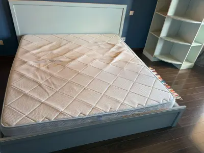 Mobilă de colț cu rafturi pentru dormitor, în stare bună de utilizare