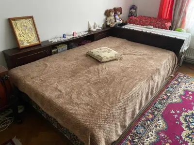 Donez 3 paturi cu lada laterala, o sofa, 3 fotolii, biblioteca pal si sifonier lemn