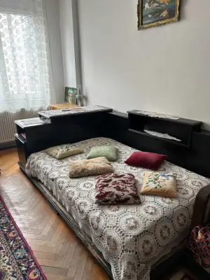 Donez 3 paturi cu lada laterala, o sofa, 3 fotolii, biblioteca pal si sifonier lemn