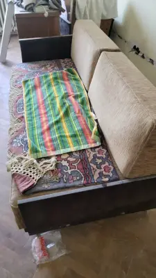 Donez 10 usi (+ tocuri), 1 canapea (din 2 piese) si 2 fotolii