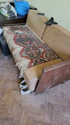 Donez 10 usi (+ tocuri), 1 canapea (din 2 piese) si 2 fotolii