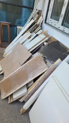 Donez 10 usi (+ tocuri), 1 canapea (din 2 piese) si 2 fotolii