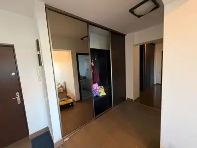 Dulap cu uși glisante, folosit, dar în stare bună