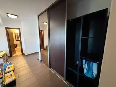 Dulap cu uși glisante, folosit, dar în stare bună