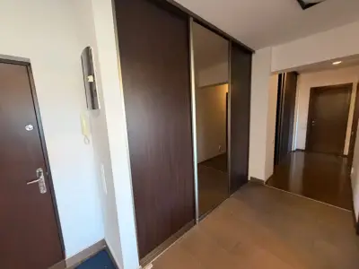 Dulap cu uși glisante, folosit, dar în stare bună