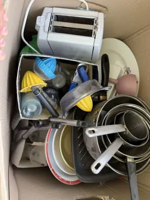 Donez farfurii + oale + toaster