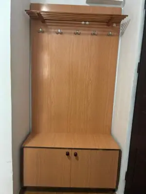 Mobilier hol: 10 agățători, loc depozitare pantofi gratuit