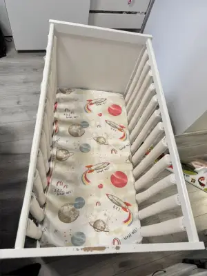 Pătuț bebe din lemn + saltea + protecții – CADOU