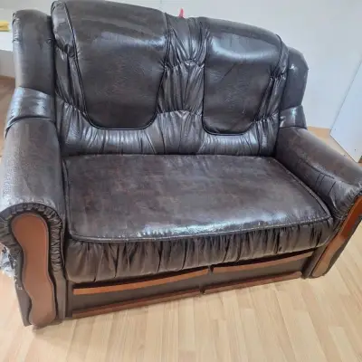 Donez 2 canapele din piele + 1 fotoliu.