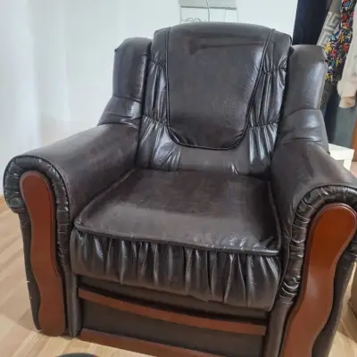 Donez 2 canapele din piele + 1 fotoliu.