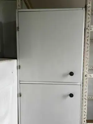 Donez aragaz in stare buna si 2 dulapuri soldat