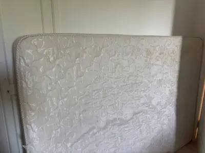 Donez saltea de pat 140x200 în stare bună!