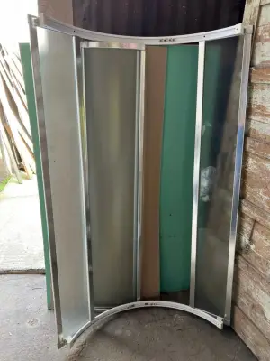 Donez cabina de dus aproape noua.