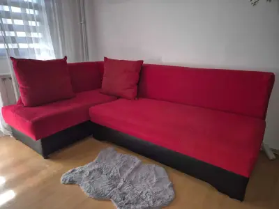 Canapea extensibilă, culoare roșie, stare foarte bună (GRATUIT)