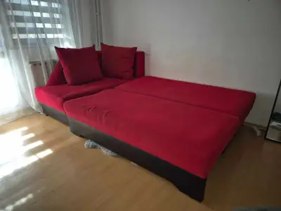 Canapea extensibilă, culoare roșie, stare foarte bună (GRATUIT)