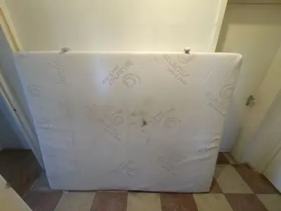 Saltea semi ferma din burete cu tot cu husa de protectie