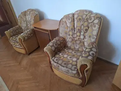 Donez canapea extensibilă și două fotolii