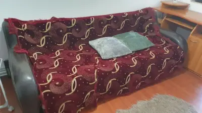 Donez canapea salon și masă de birou