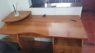 Donez canapea salon și masă de birou