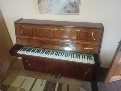 Donez Pian . Necesita acordat și două clape nu merg.