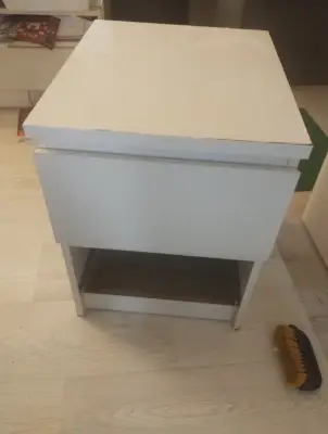 Donez noptiera ikea Malm cu defecte