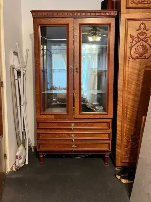 Donez corpuri de mobilier vechi