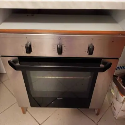 Ofer gratuit cuptor electric, Wirlpool pentru piese schimb sau program rabla