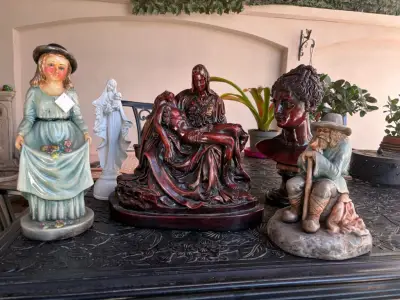 Donez diferite statuete din ipsos