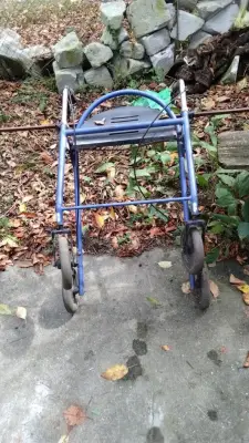 Donez carut pentru handicapati și scaun portabil WC cu roti metalice in stare buna.