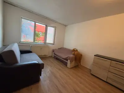 Donez comodă aproape nouă și canapele