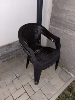 Donez doua scaune de plastic